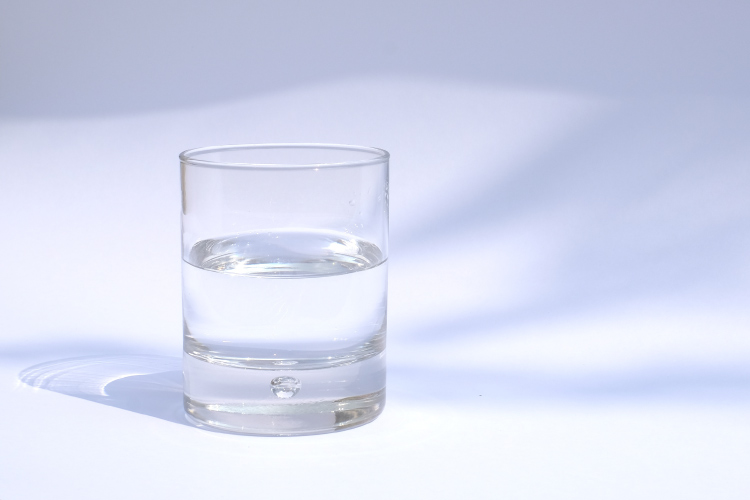 Clear glass of water that has many oral health benefits