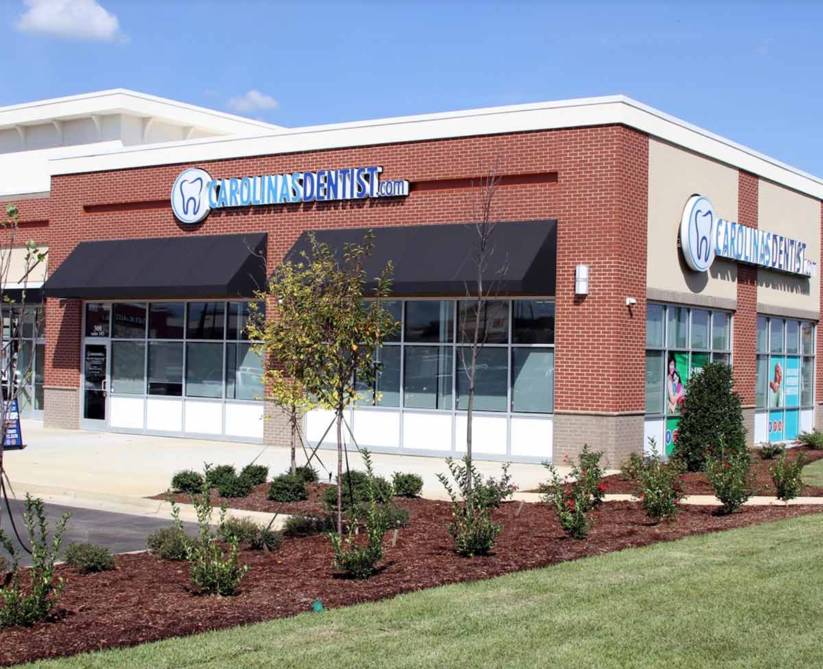 carolinasdentist-fayetteville-building outside of office